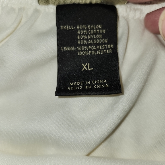 Metrowear high waisted lace skirt in  a cream color, lined in a size XL - Picture 9 of 13